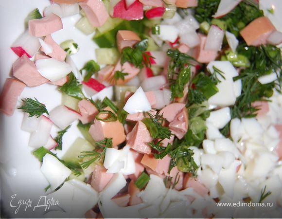 Мелко нарезаем все ингредиенты, кроме яичного желтка, солим и перчим по вкусу.