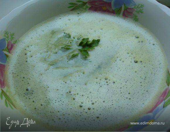 В сотейнике пожарь на слив.масле сельдерей, лук, чеснок,(мелко порубить)+вино+бульон варить 20 мин. Добавь сливки+салат и вари ещё 3 мин. Сними с огня и сделай пюре (блендером)+соль+перец+мускат.орех. Укрась зеленью (петрушки)