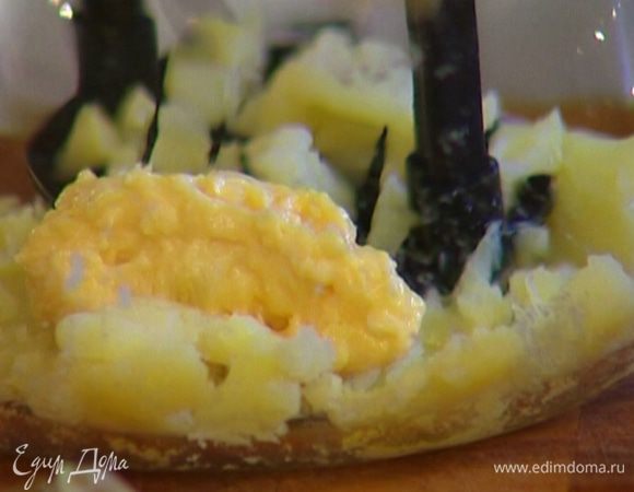 Картофель отварить, почистить и размять, затем добавить майонез, посолить, поперчить, перемешать.