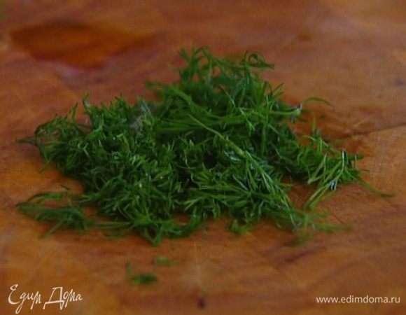 Укроп и лук мелко порубить и добавить к картофелю.