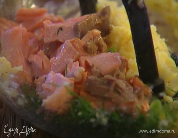 Отваренную рыбу разобрать на мелкие кусочки и выложить в картофельную массу, размять. 