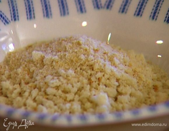 Хлеб измельчить в блендере.