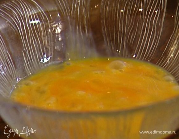 Яйцо размешать вилкой.