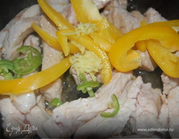 Мясо я сняла с косточки, отбила с двух сторон и нарезала соломкой. Так же соломкой я нарезала сладкий перец. Мясо обжарила на сковороде, затем добавила сладкий перец и острый перец, мелко порубленный и без семян. Немного обжарила все это вместе, затем заправила соевым соусом и тушу.