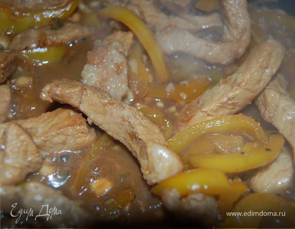 Когда наше мясо хорошо протушилось, добавляю смесь соевого соуса и воды, перчу, добавляю анис,посыпаю рублеными орехами и тушу еще немного, затем добавляю кунжутное масло, несколько капель и муку или крахмал, т.к. мой муж любит густые соусы. 