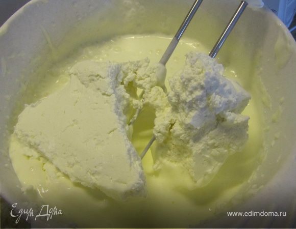 Суфле.
Желатин залить кипятком ( пол стакана), оставить на 10-15 минут.
Сметану взбить с сахаром.
Добавить творог.