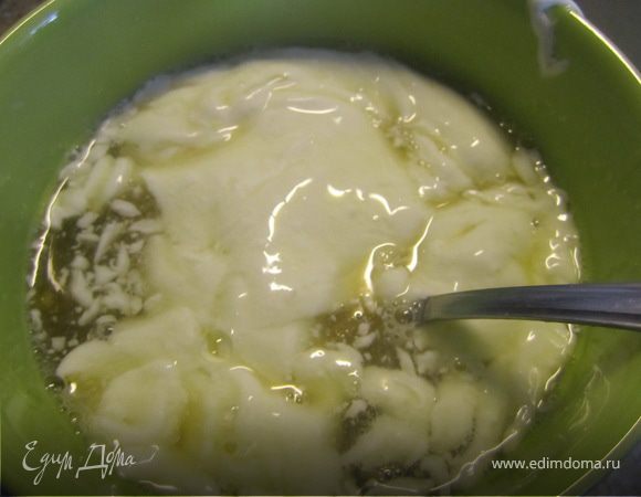 Когда в желатине не останется комочков, к нему добавить пару ложек сметанно-творожного крема.
Хорошо перемешать.
Затем все смешать с основным кремом.