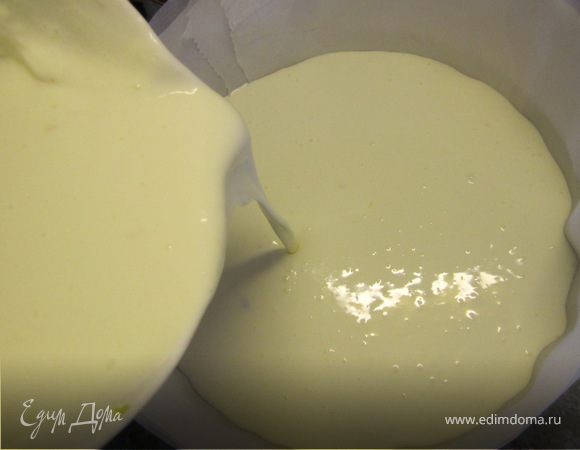 Выливаем крем в подготовленую форму с бисквитом.