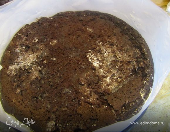 Сверху накрываем вторым коржом шоколада на кипятке.
И отправляем на ночь в холодильник.