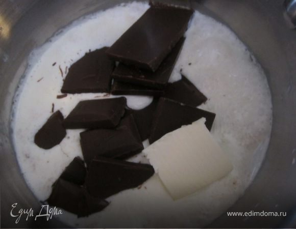 Ганаш.
Сливки подогреть, добавить шокола и масло. Снять с огня когда шоколад растопится.
Охладить.
Хорошо взбить.
Взбивается долго, минут 10-15.
Если вы берете шоколад с высоким с высоким содерджанием какао, тогда нужно братьна 50 гр. шоколада меньше.