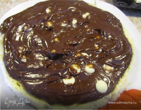 На белый бисквит выложить ганаш,добавить кусочки белого шоколада.
Покрыть вторым коржом.
Пставить на ночь в холодильник.