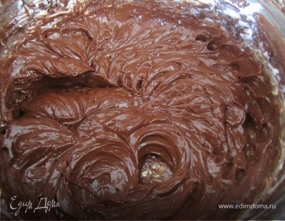 Размягченое масло взбить с растопленым шоколадом.