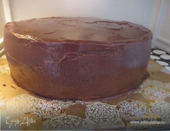 Масляным кремом покрыть оба яруса.
Поставить на 30-60 минут в холодильник.