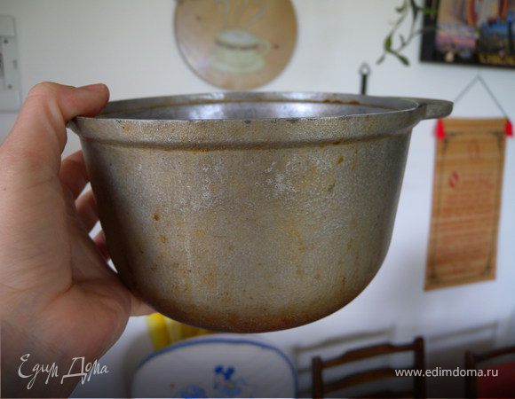 Мне нужна было конкретная форма конфеты и я бисквит выпекала в чугунке. Смазала растительным маслом,  а на дно положила кружочек пергамента.