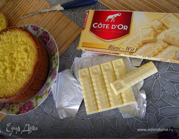 Растопить на водяной бане шоколад и масло (в данном случае масло не обязательно, шоколад и так "жирный"). Или сделать ганаш. Прогреть сливки, растопить в них шоколад. Остулить и взбить. 