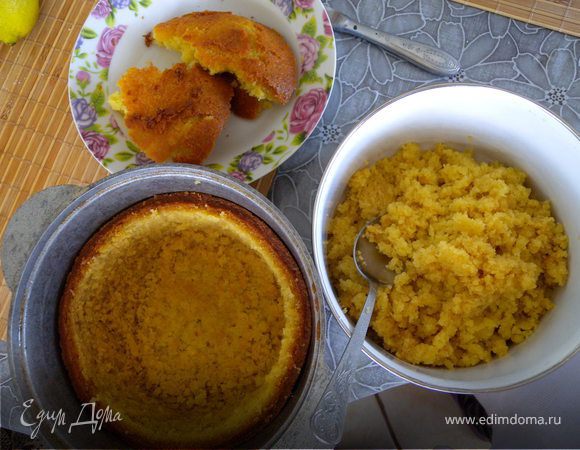 Срезаем башню у бисквита, отставляем ее в сторону. Вынимаем внутрянку. Прорезать по периметру ножом на расстоянии 1.5-2 см от стенок. 