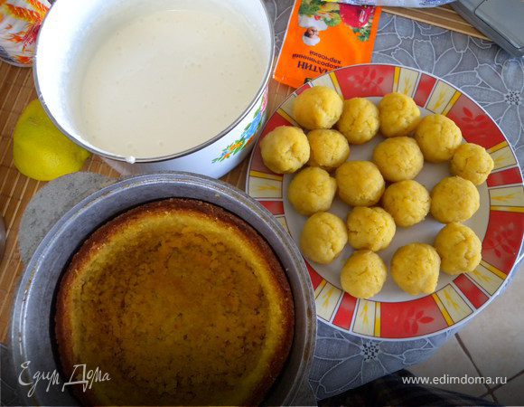 Из "теста" скатываем плотные шарики размером с грецкий орех ставим в холодильник (я ставила на 20 минут в морозилку). Суфле: растворить желатик в минимальном количестве воды (микроволновка) влить тонкой струйкой в сметану взбивая миксером)