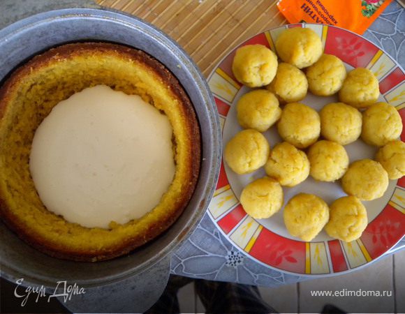 Наливаем крем в бисквитную мисочку... 