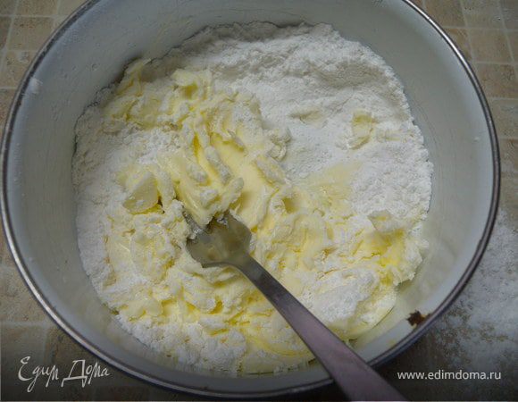 Готовим крем-помадку. Это как бы клей. чтобы приклеить мастику к бисквиту. мастику нельзя клеить на сметанный крем. Мягкое сливочное масло взбиваем с сахарной пудрой. 