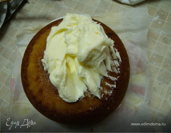 перевернуть с формы наш тортик вверх ногами. Специальным зубчатым шпателем распределяем по поверхности...