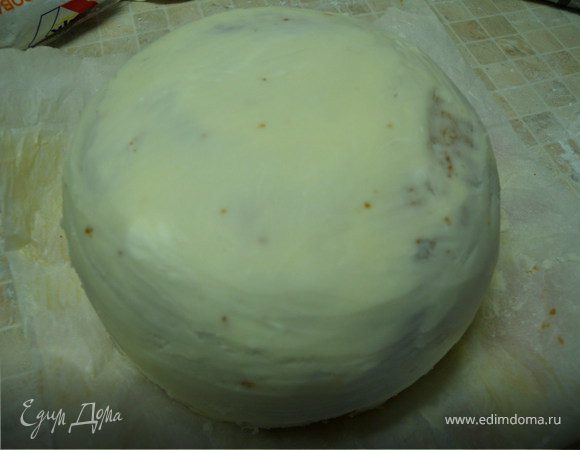 Когда масло совсем немного застынет разгладить крем плоским шпателем. 