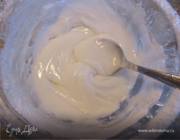 Приготовить айсинг.
Два перепелиных белка смешать с сахарной пудрой в 10-15 прийомов. 
Маса должна быть густой, такой что бы ее можно было выдавить из корнетика.
Если сильно густо, можно добавить пару капель лимонного сока.