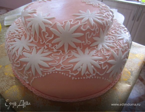 На торт выложить ромашки из мастики, между ними пройтись айсингом.