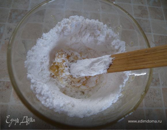 Мастика. Я уже испробовала простую мастику (зефир+сахарная пудра) и решила попробовать еще одну с добавлением желатиновой мастики (желатин+сахарная пудра). Желатиновая мастика более твердая и быстрее сохнет. Желатин залить минимальным количеством холодной воды (отправить на несколько сек в микроволновку). 