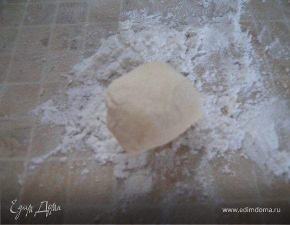 Добавить сахарную пудру и замесить...