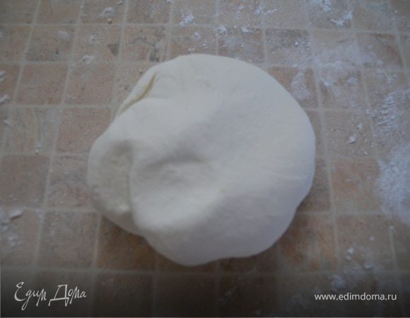 Я решила соединить две мастики с соотношении приблизительно 1:4 (желатиновая:зефирная). Вторая мастика: растопить зефир маршмеллоу в микроволновке, добавить сахарную пудру и замесить как тесто.