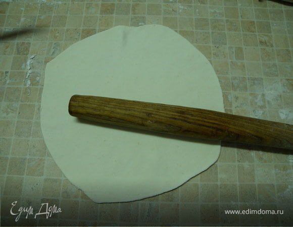 Соединить две мастики и замесить. Еще теплую мастику раскатать толщиной в 2-3 мм...