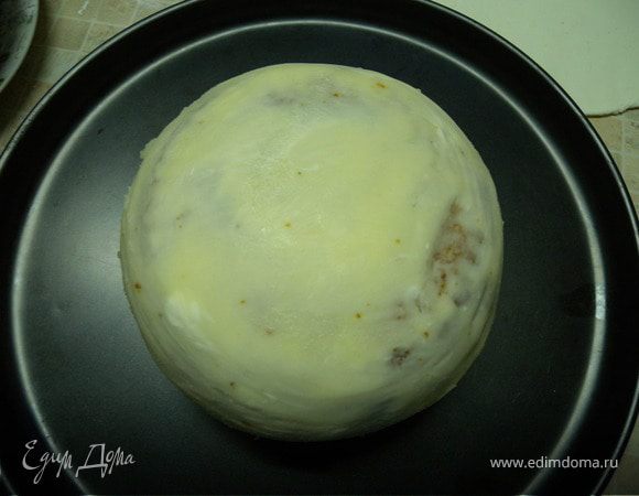 Переложить заготовку тортика на блюдо...