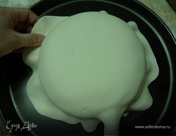 Покрыть мастикой. Честно признаюсь. делала это впервые и она у меня не легла сразу. Но СПАСИБО Оксанке (http://www.edimdoma.ru/users/66570), она мне в телефонном режиме подсказывала что и как. Мне пришлось ее снять, сошкрябать с нее масляный крем (отправить его назад на торт и повторить с шага №15. Смяла ее и отправила ее опять в микроволновку на несколько секунд). Она стала мягче и У МЕНЯ ПОЛУЧИЛОСЬ!!! Ее нужно как-бы поглаживать руками и от теплоты рук она ложиться легко...