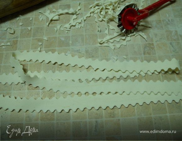 Остатки опять в микроворновку до размягчения. Раскатать тоненькой колбаской и раскатать скалкой. Специальным ножом сделать красивые края (это у нас будет ленточка).