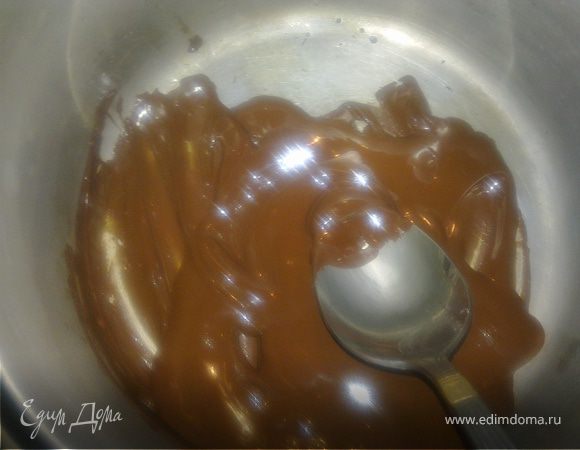 Берем шоколад и расплавляем его на паровой бане.Снимаем с огня.