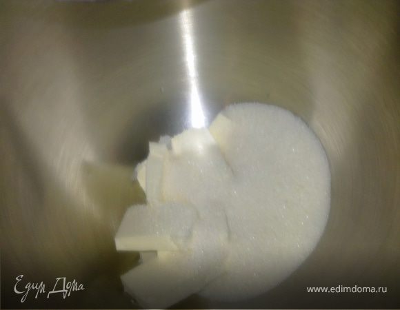 Взбиваем масло с сахаром при помощи миксера до образования пены.