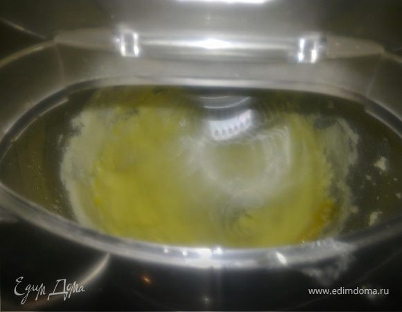 Добавить поочередно 2 яйца,постоянно помешивая миксером.