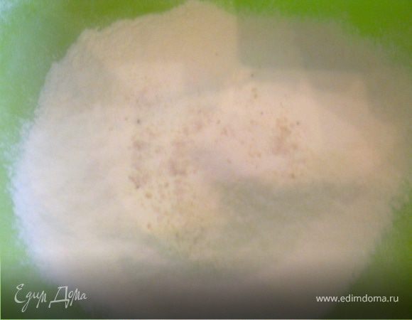 Затем добавляем растопленный шоколад.