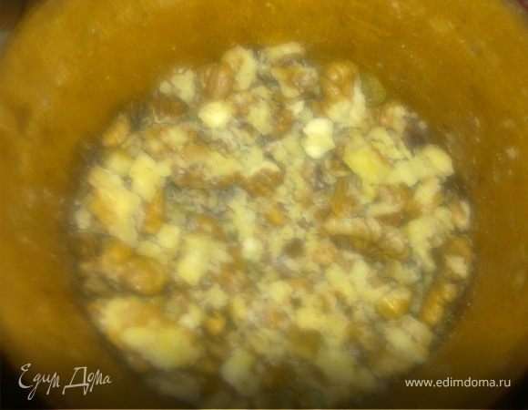 Духовку нагреть до 200 градусов.Прсеять муку с разрыхлителем,щепоткой соли,ванильным сахаром.Орехи растолочь в ступке ,не очень мелко.