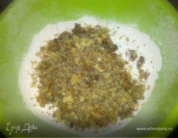 Добавить орехи в муку и перемешать.