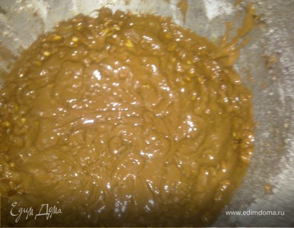 Затем к шоколадной массе добавить муку с орехами и хорошо перемешать миксером насадкой для теста.