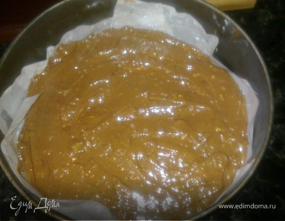 Форму смазать маслом и выстлать бумагой для выпечки.Заполнить форму тестом и поставить в духовку на 30 минут.