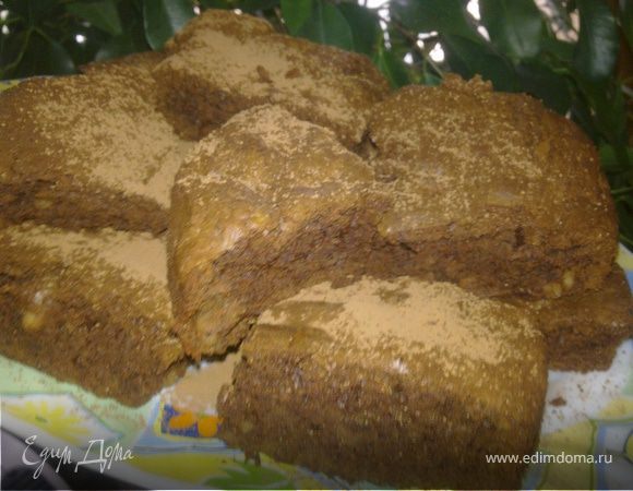 Через 30 мин опрокинуть изделие на решотку и дать остыть.Нарезать порционными кусочками 5 на 5 см.Присыпать сверху какао-порошком.