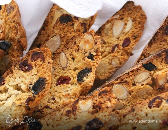 Переместите на решетку, пусть остынут 10–15 минут. Используя острый нож, разрежьте заготовки на ломтики 1–2 см шириной.