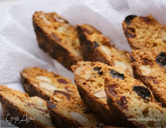 Выложите на тот же противень и снова отправьте в духовку на 10–15 минут. Дайте остыть на решетке. Готово! Правильные бискотти должны получиться твердыми и хрустящими.