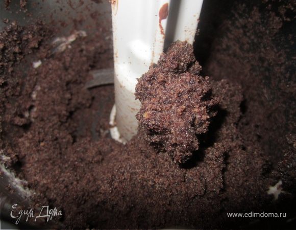 Остатки шоколада на кипятке измельчить в крошку, добавить 50 гр. масла и 25-30 гр. сгущеного молока (масло и сгущенка в ингридиентах не указывалась, если торт буде покрывать картошкой, их нужно учесть дополнительно).
Хорошо перемешать.