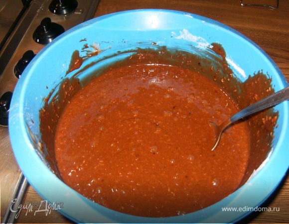 Духовку предварительно разогреть до 180°С. 
Растопить сливочное масло в небольшой кастрюльке и шоколад.
 
Соединить муку, сахар, разрыхлитель и кокос перемешать.

В отдельной миске соединить молоко(йогурт), яйцо, растопленное сливочное масло с шоколадом и взбить миксером. 

Влить яично-молочную смесь в муку и хорошенько вымешать. 