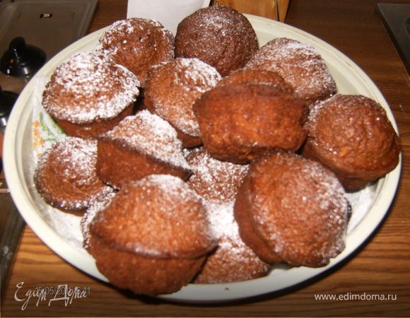 Формочки для маффинов смазать оливковым маслом, заполнить их тестом на 2/3 и отправить в разогретую духовку на 30 минут