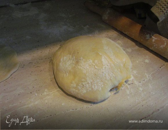 Если у вас есть проверенный и любимый рецепт приготовления дрожжевого теста, можете сделать именно его. Я готовила тесто так:
Молоко подогрела до теплого состояния в микроволновке, всыпала в него сахар, соль и раскрошенные дрожжи. Перемешала до растворения дрожжей. Вбила 2 яйца, влила масло растительное и растопленное сливочное. Затем я порции всыпала муку и замешивала тесто. Муки может понадобится и меньше, чем я указала в рецепте. Я тесто замешиваю в комбайне с изогнутой насадкой, очень удобно. Сначала надо добавить где-то 3/4 всей муки и дать тесту подойти около часа. Я делаю это в теплой духовке. Затем досыпать оставшуюся муку и еще раз вымесить тесто. И опять дать ему подойти (минут 30-40). 