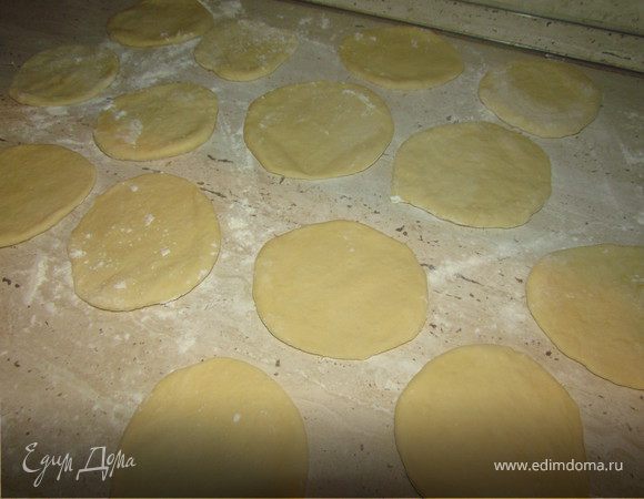 Затем необходимо раскатать небольшие круглые лепешки.